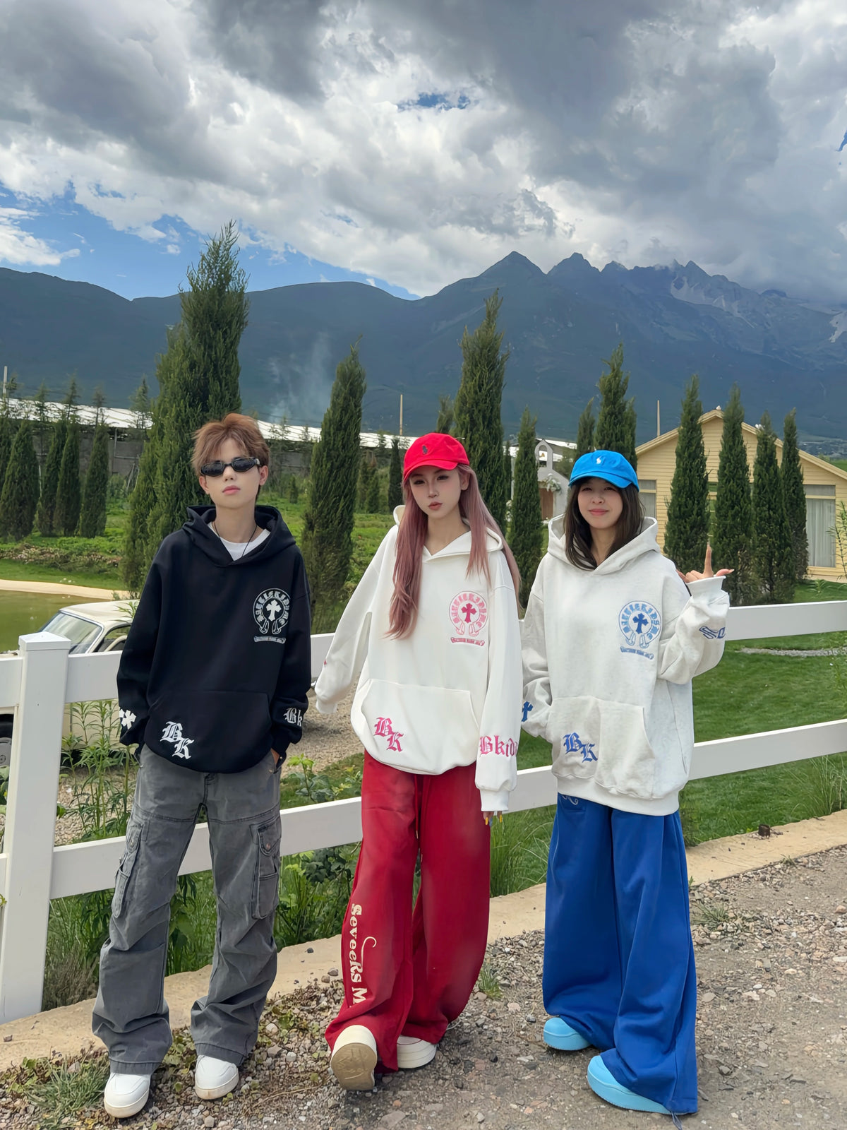 十字架刺繍 パーカー 着用イメージ5